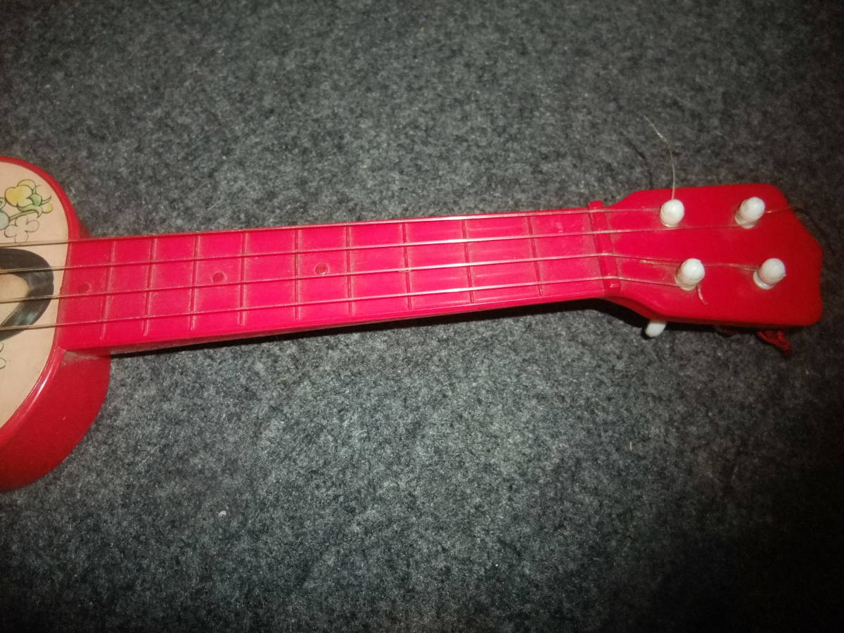 40 year about ... UGG nes Chan. in photograph just . ukulele ( red plastic ). toy made in Japan 