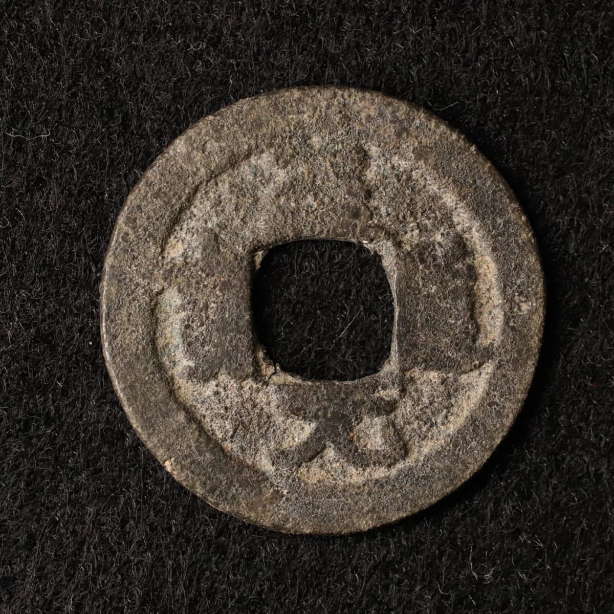 [令和コイン]インドネシア パレンバン朝 中国銭模倣錫貨（1300-1500年頃）[E2188]ピティス貨,蘭印,東インド会社