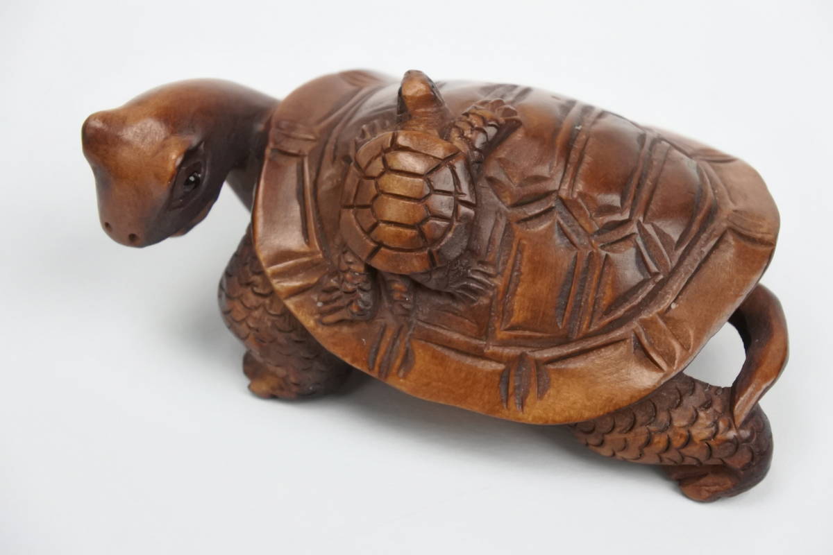 D-15 根付　亀　親亀子亀孫亀　提物　アンティーク雑貨　装飾品　美術品　工芸品 Yahoo!オークション - 可愛い亀親子 根付 木 彫 作者名入