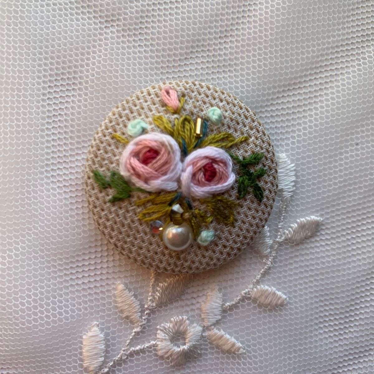 刺繍ブローチ ハンドメイド　バラ　生成