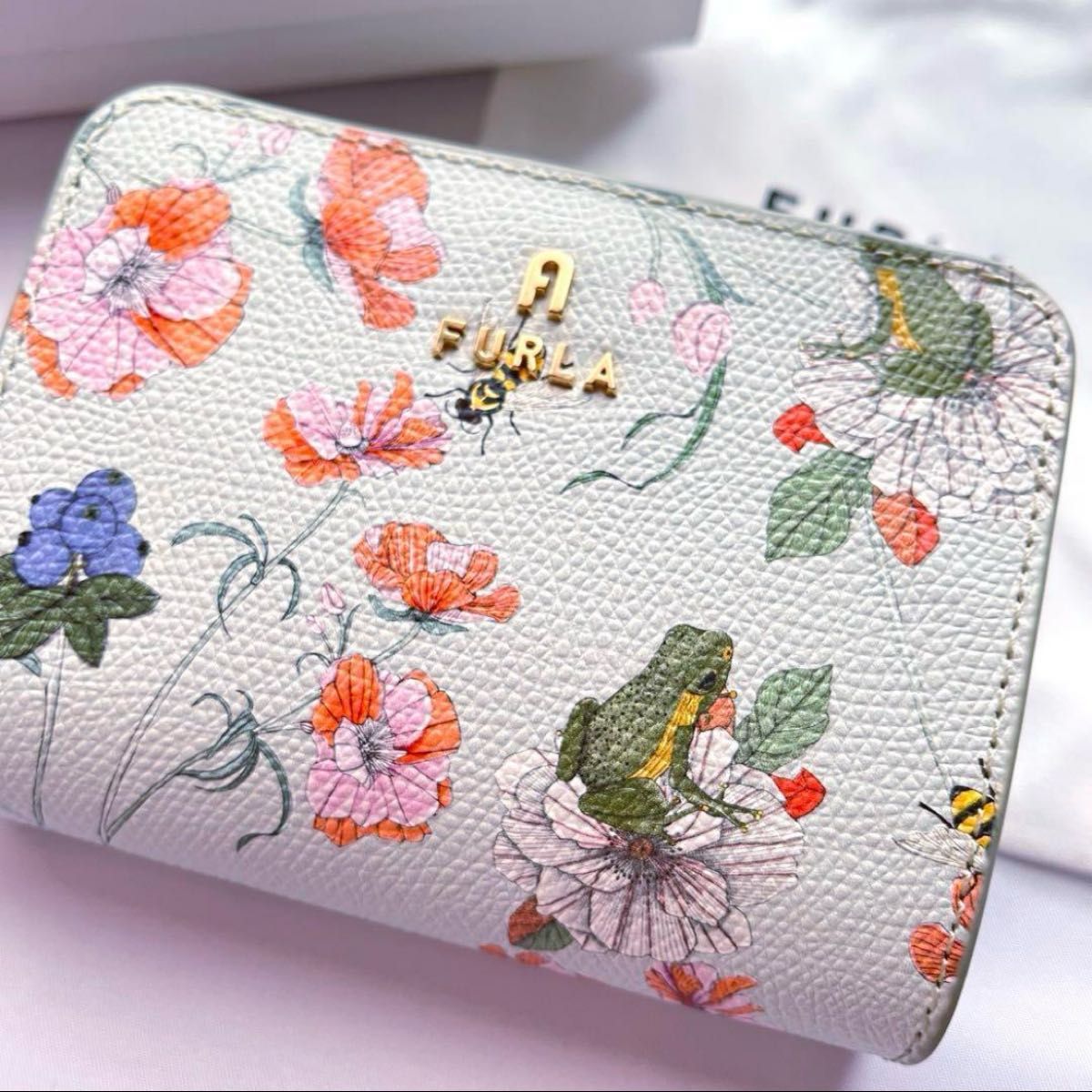 Furla☆二つ折り財布(花柄) 新品・希少】FURLA フルラ カメリア 花柄 二つ折り財布 限定