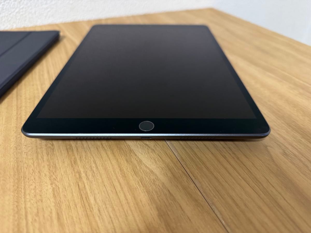 iPad Air 第3世代 Wi-Fi 64GBスペースグレイ A2152 カバー付き iPad Air 第3世代 Wi-Fi 64GBスペースグレイ A2152 カバー付き
