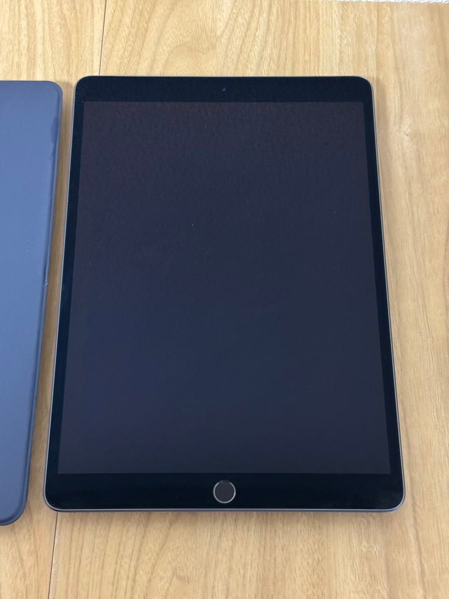 iPad Air 第3世代 Wi-Fi 64GBスペースグレイ A2152 カバー付き iPad Air 第3世代 Wi-Fi 64GBスペースグレイ A2152 カバー付き