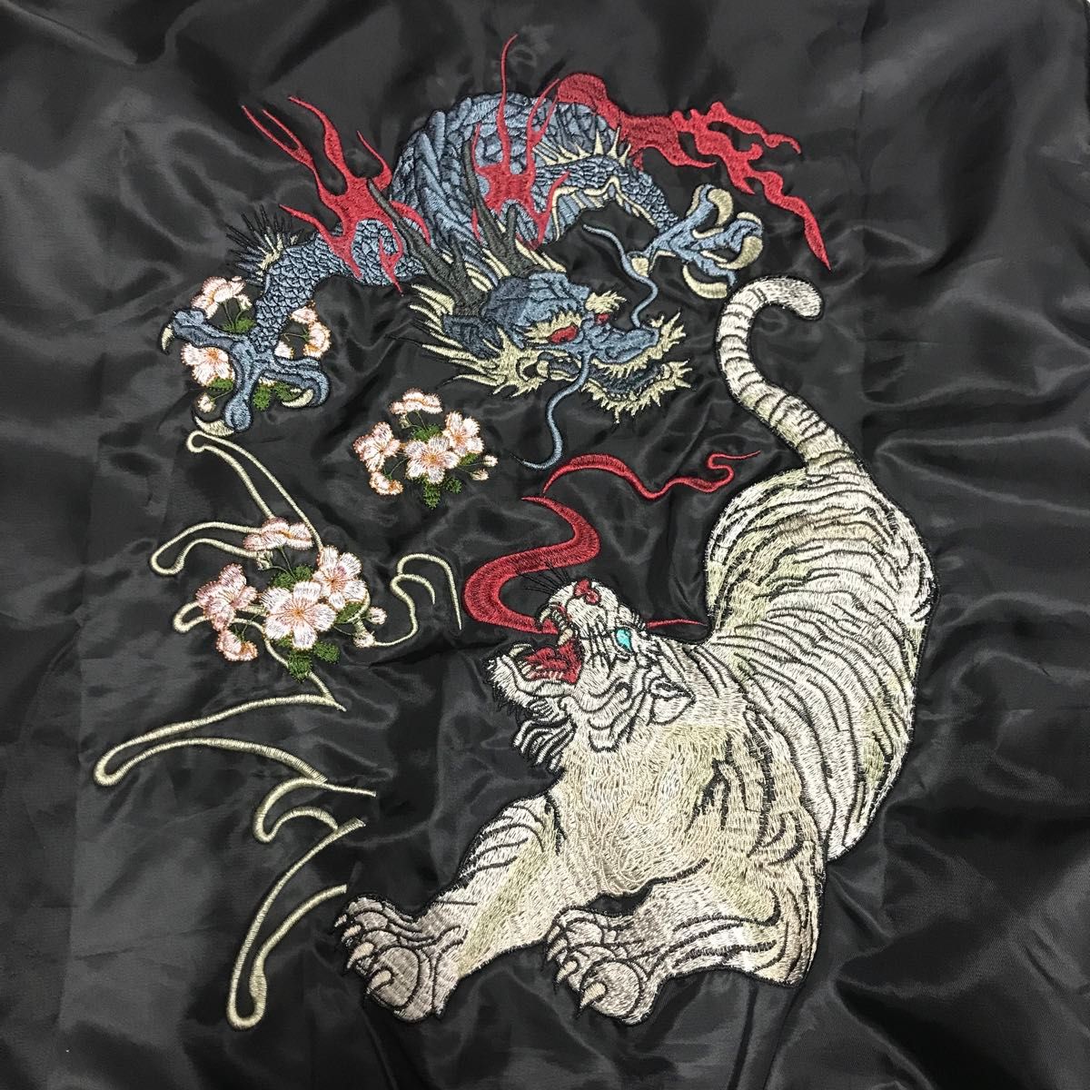 極美品 gxp1999 スカジャン 和柄刺繍 桜 青龍 白虎 ma-1 黒 3XL 極美品 gxp1999 スカジャン 和柄刺繍 桜 青龍 白虎 ma-1 黒 3XL