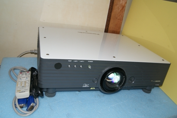 PANASONIC TH-D5600 ★5000ルーメン HDMI対応可能 ランプ使用307/305時間
