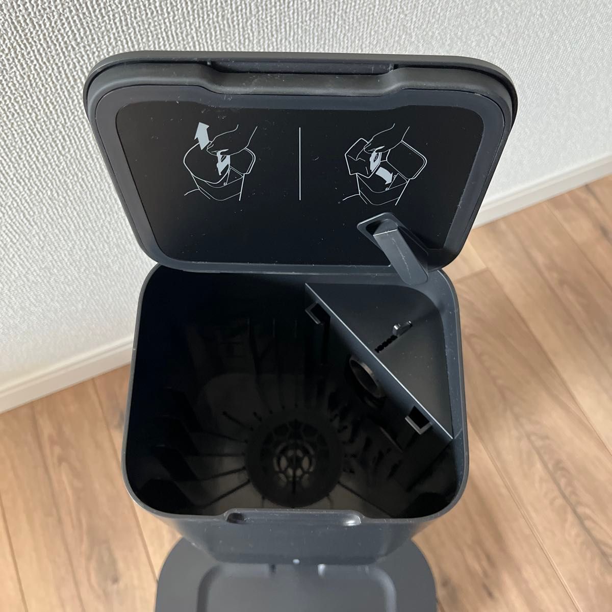 ① 1台を2口に分けて発送 iRobot Roomba i3+ ロボット掃除機 ① 1台を2口に分けて発送 iRobot Roomba i3+ ロボット掃除機