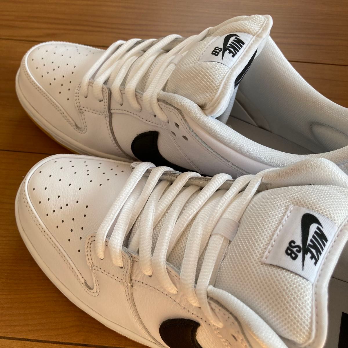 NIKE Dunk SB Low Pro ブラック ホワイト ガムソール 新品 NIKE Dunk SB Low Pro ブラック ホワイト ガムソール 新品