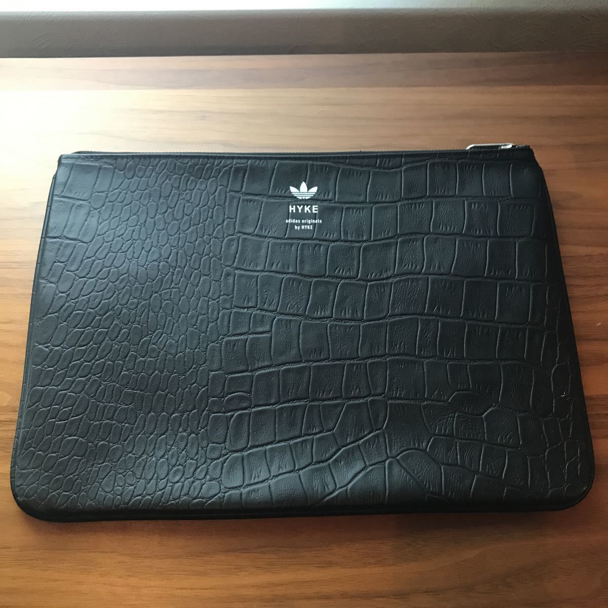 美品 送料無料 adidas originals by HYKE クラッチバッグ 黒 美品 送料無料 adidas originals by HYKE クラッチバッグ 黒