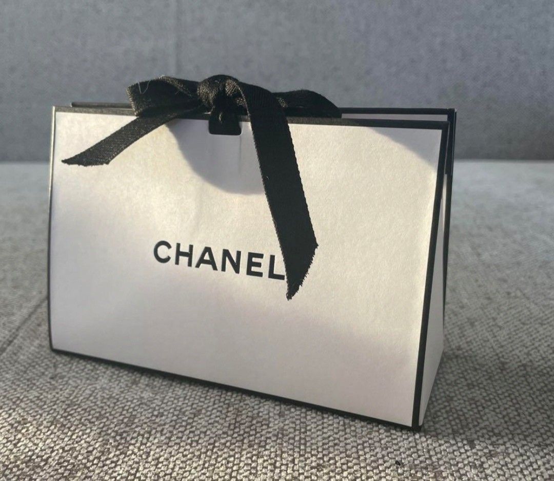 CHANEL 2025 バレンタインレッドカメリアチャーム&ギフトBOX CHANEL 2025 バレンタインレッドカメリアチャーム&ギフトBOX