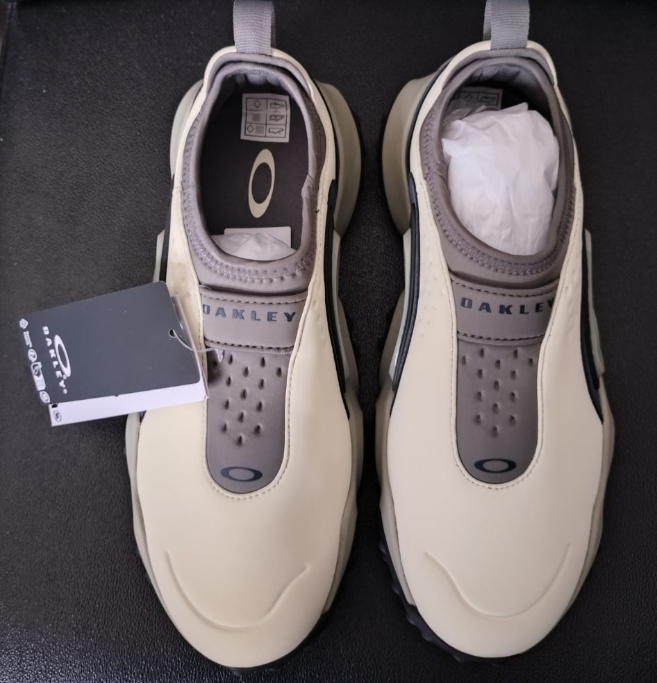 ★訳あり品★限定1足★OAKLEY（オークリー）★シューズ（EDGE　ICON）FOF100539★CREAM/NAVY（372）★US　7.5★JPN　25.5㎝★