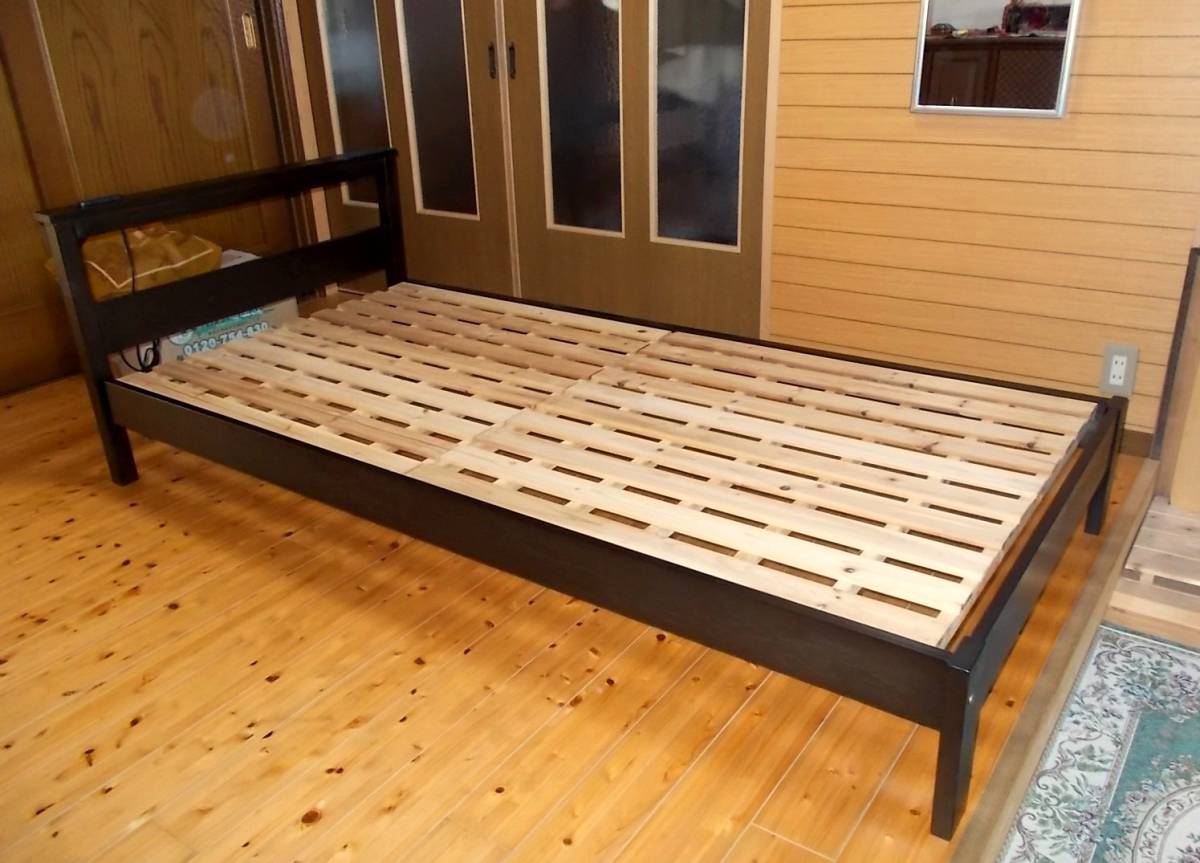 シンプルな木製フレームのシングルベッド（スノコ板＆コンセント2個口付き）★ダークブラウン（こげ茶）★_画像1
