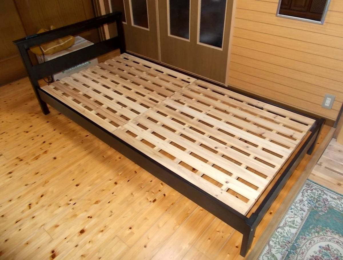 シンプルな木製フレームのシングルベッド（スノコ板＆コンセント2個口付き）★ダークブラウン（こげ茶）★_画像2