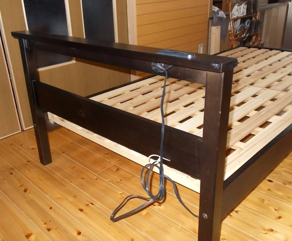 シンプルな木製フレームのシングルベッド（スノコ板＆コンセント2個口付き）★ダークブラウン（こげ茶）★_画像8