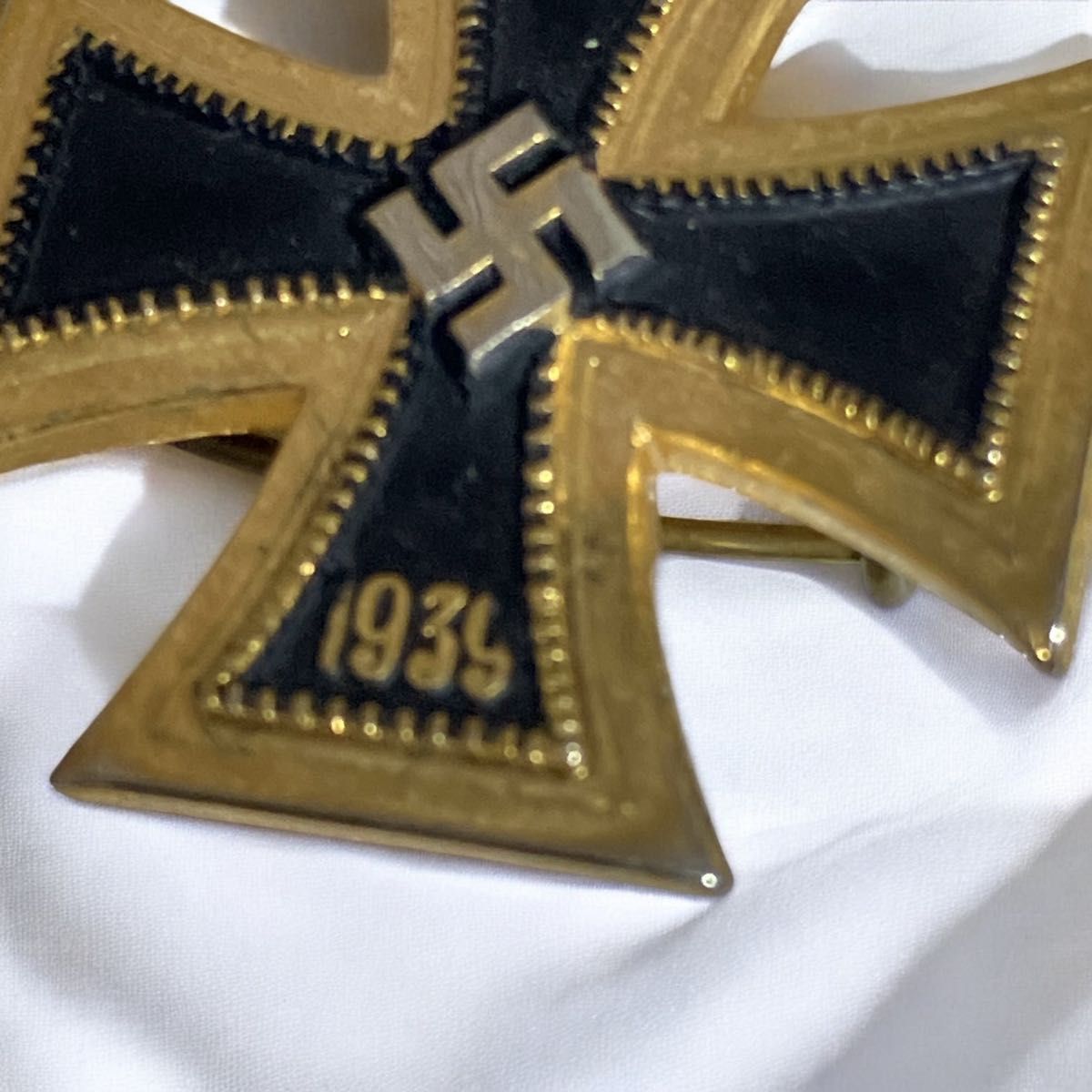 ナチス柄 ブローチ 1939 ゴールドカラー ブラック ピンバッジ ナチス柄 ブローチ 1939 ゴールドカラー ブラック ピンバッジ