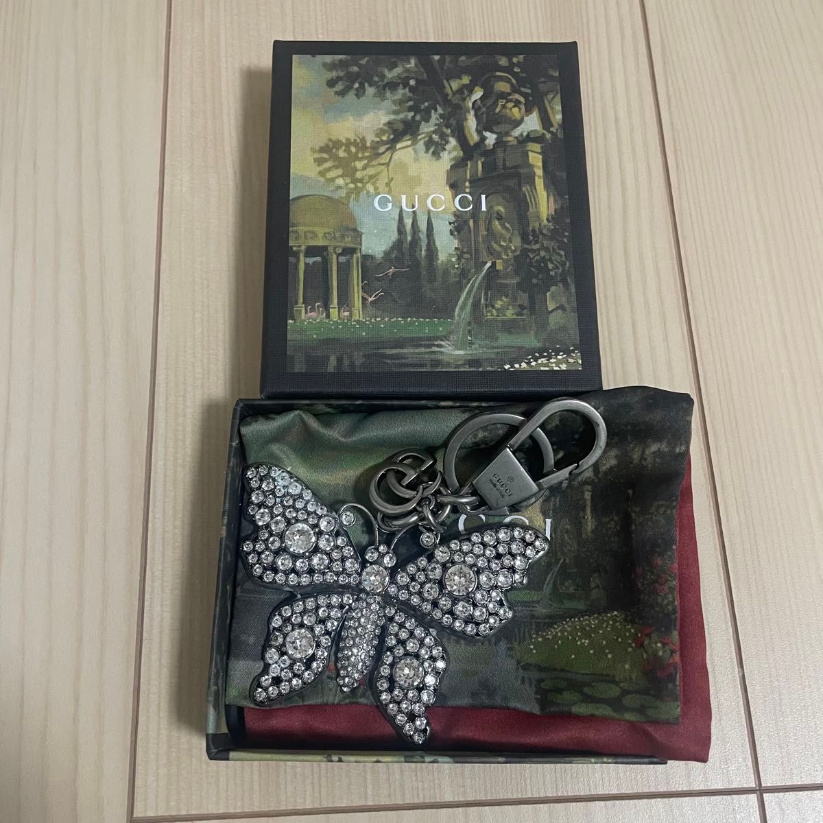 本日限定価格 美品 GUCCI 蝶モチーフ キーホルダー GUCCI バタフライ GG ラインストーン付き キーホルダー バッグ
