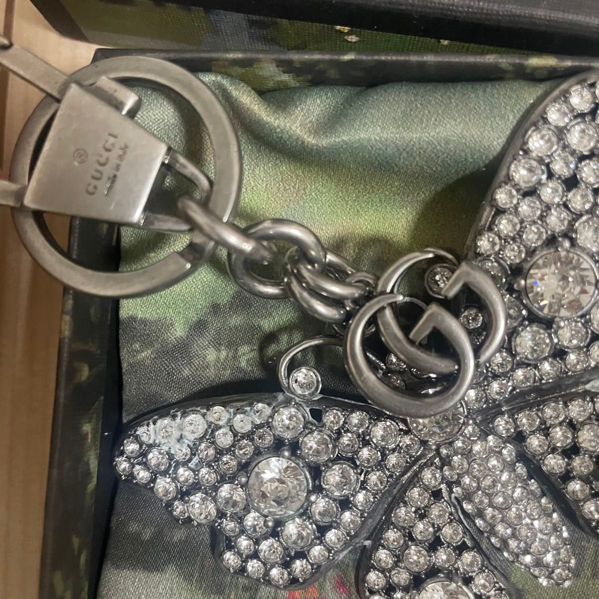 【GUCCI】バタフライ シェイプ キーチェーン GUCCI バタフライ GG ラインストーン付き キーホルダー バッグ