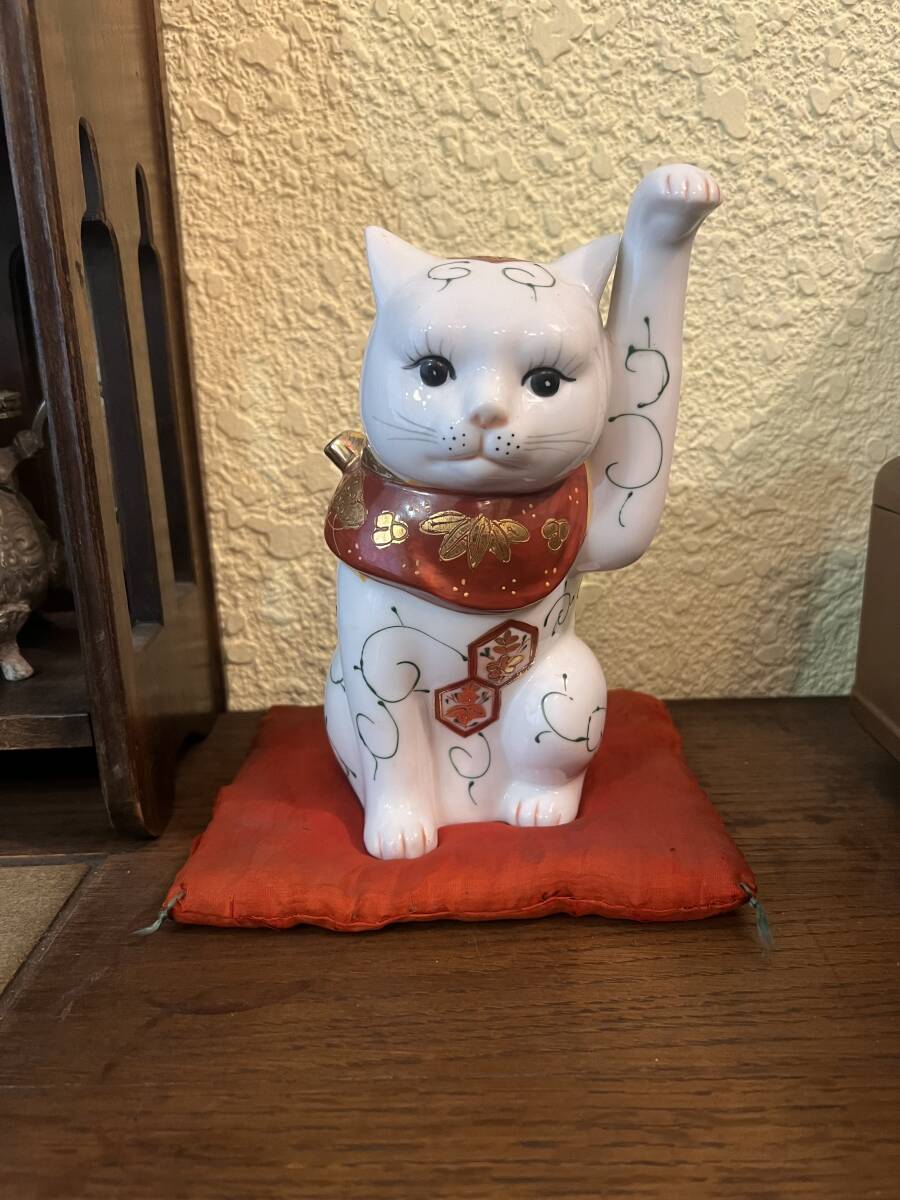 猫の陶器置物 蝶の装飾付き Yahoo!オークション - 陶器 招き猫 ねこ 置物 蝶模様入りネコ