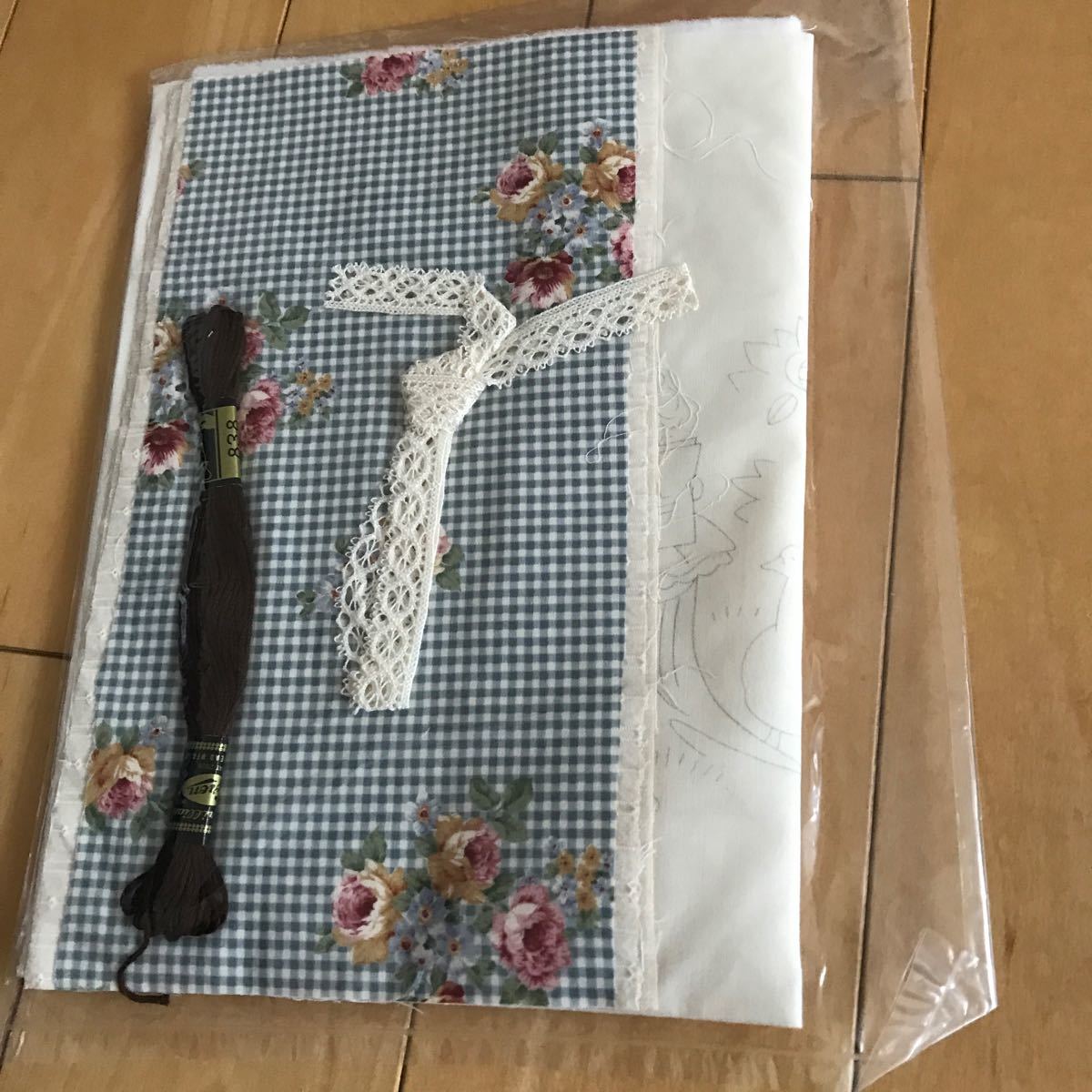 セピア色の絵本のような 刺繍キルトタペストリー フェリシモ