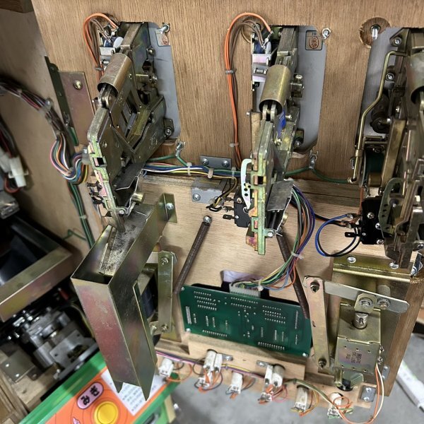 動作確認済み 昭和技研 どっちかな アーケードゲーム メダル 動作確認済み 昭和技研 どっちかな アーケードゲーム メダル