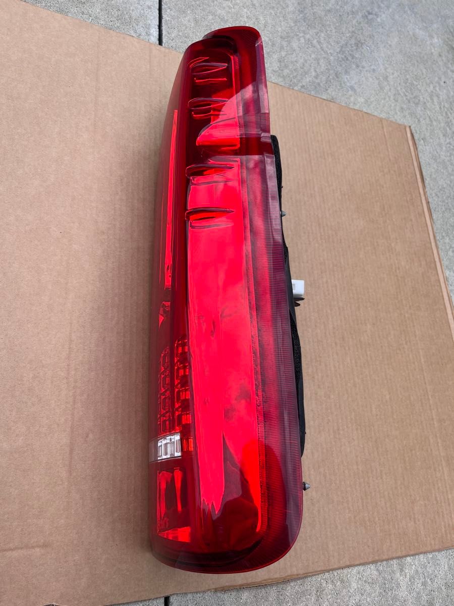 Tom's/トムス ハイエース 200系 右側 テールランプ 割れ有 Tom's/トムス ハイエース 200系 右側 テールランプ 割れ有