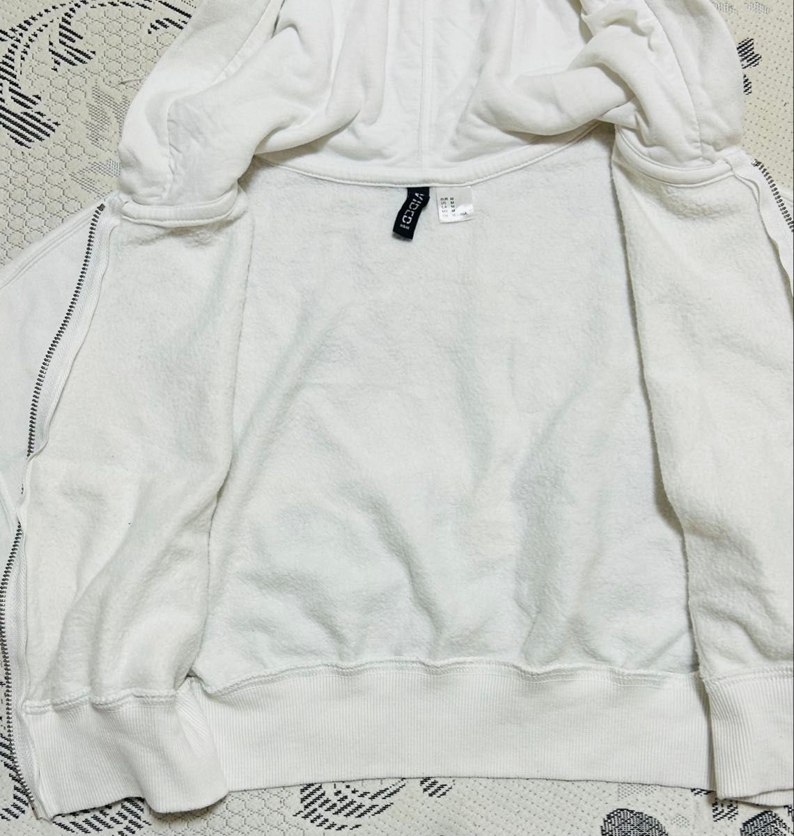 H&M DIVIDED フード付きジップパーカー ミニ丈 ホワイト Mサイズ H&M DIVIDED フード付きジップパーカー ミニ丈 ホワイト Mサイズ