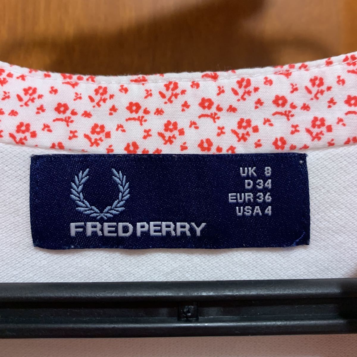 FRED PERRY フレッドペリー レディースVネックTシャツ　半袖 サイズM カラーホワイト ポロシャツ生地 花柄縁取り　半袖Tシャツ 1回のみ着用