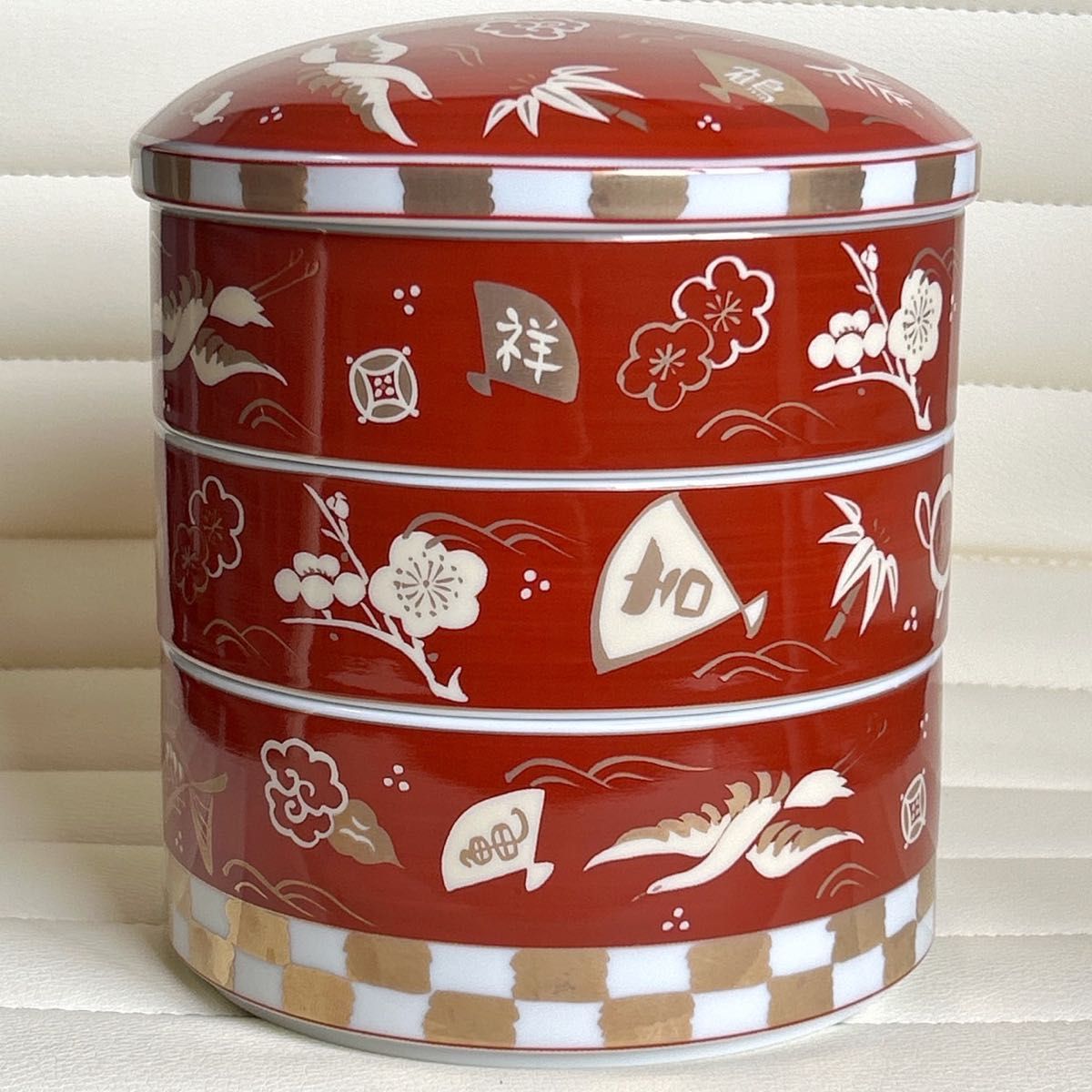 前畑陶器 縁起商店 赤絵 賀正紋 金彩 三段重 重箱 正月 おせち 前畑陶器 縁起商店 赤絵 賀正紋 金彩 三段重 重箱 正月 おせち