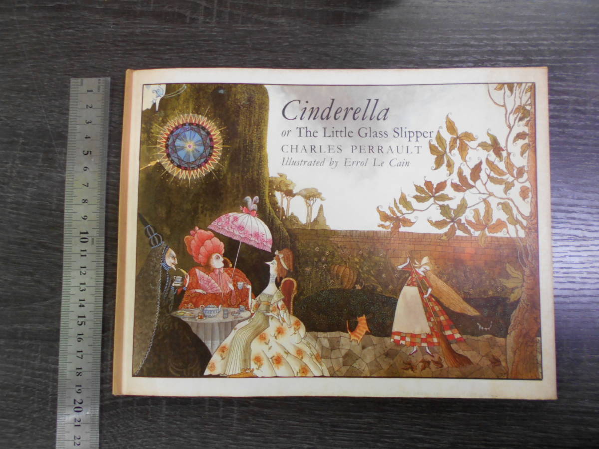 英文絵本 Cinderella or The Little Glass Slipper (ハードカバー) / Charles Perrault (著), E. Le Cain (イラスト) 1972年 シンデレラ_画像1