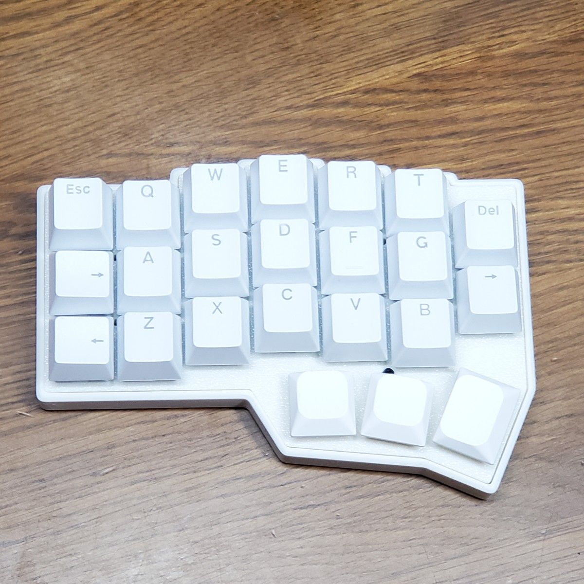 新品】Corne v4 Cherry 無線化 完成品 親指ロープロファイル 新品】Corne v4 Cherry 無線化 完成品 親指ロープロファイル