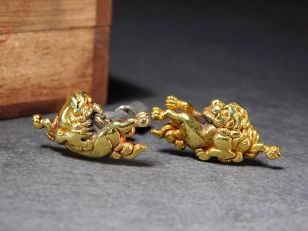金無垢目貫 獅子図容彫り 横谷 柳川 総重量7.55グラム 目釘目貫 金無垢目貫 獅子図容彫り 横谷 柳川 総重量7.55グラム 目釘目貫