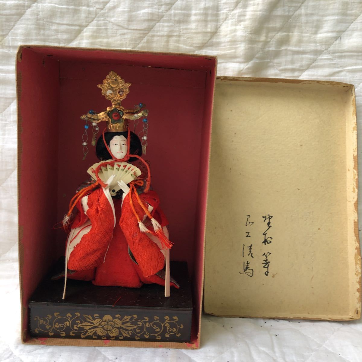 アンティーク。大正昭和時代の女の節句雛人形。木製。在銘。当時の箱付き。髪飾りは銅のガラスのビイズ。台の幅12.8センチ。雛人形。