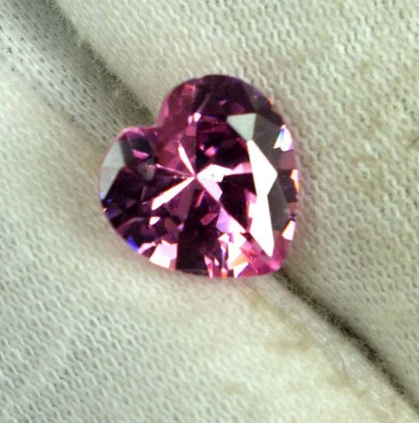 * Cubic Zirconia pink Heart Shape 1.29Ct 5.99-3.2. size *