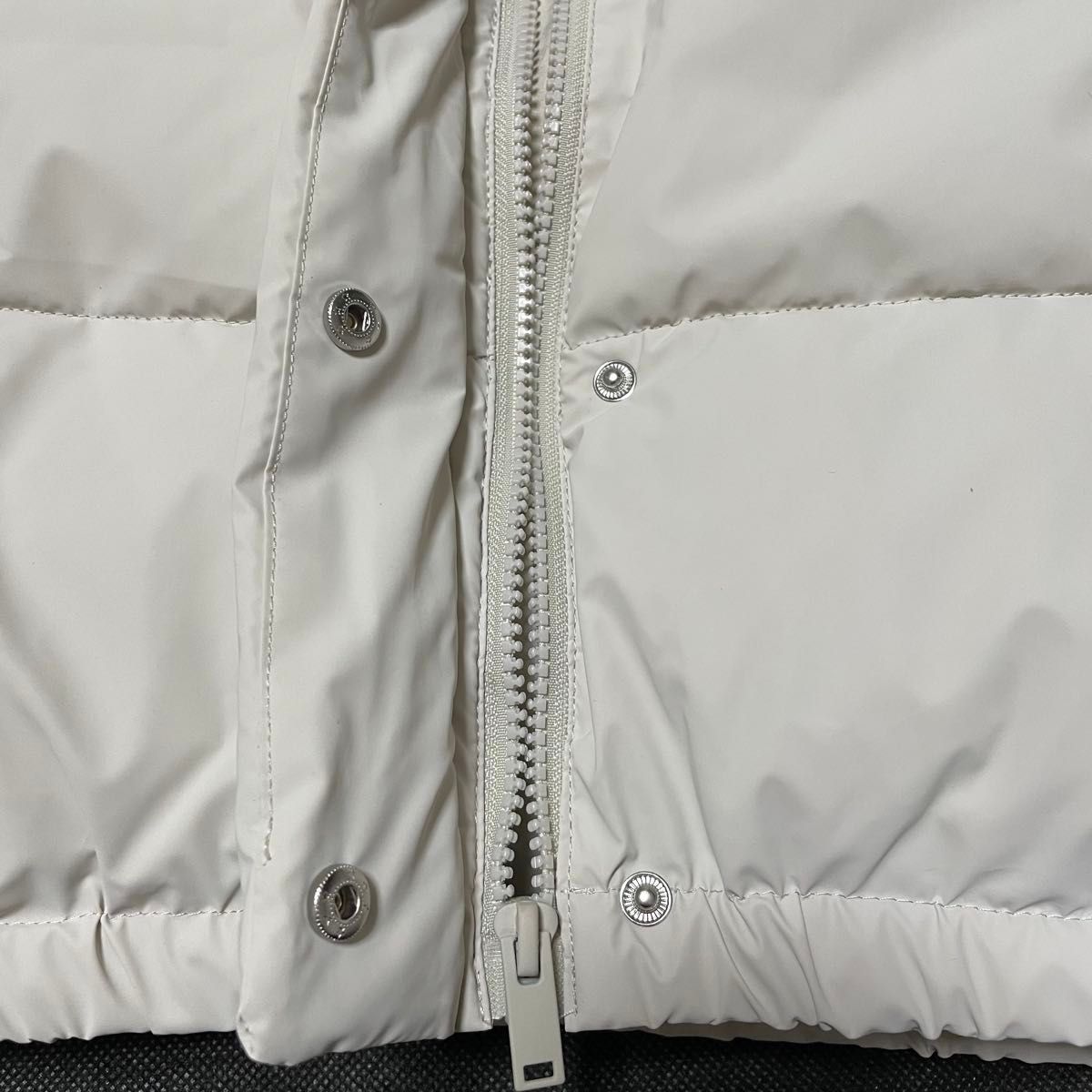 新品未使用 ザラ ZARA【L】希少 ホワイトグレー ダウンベスト 新品未使用 ザラ ZARA【L】希少 ホワイトグレー ダウンベスト