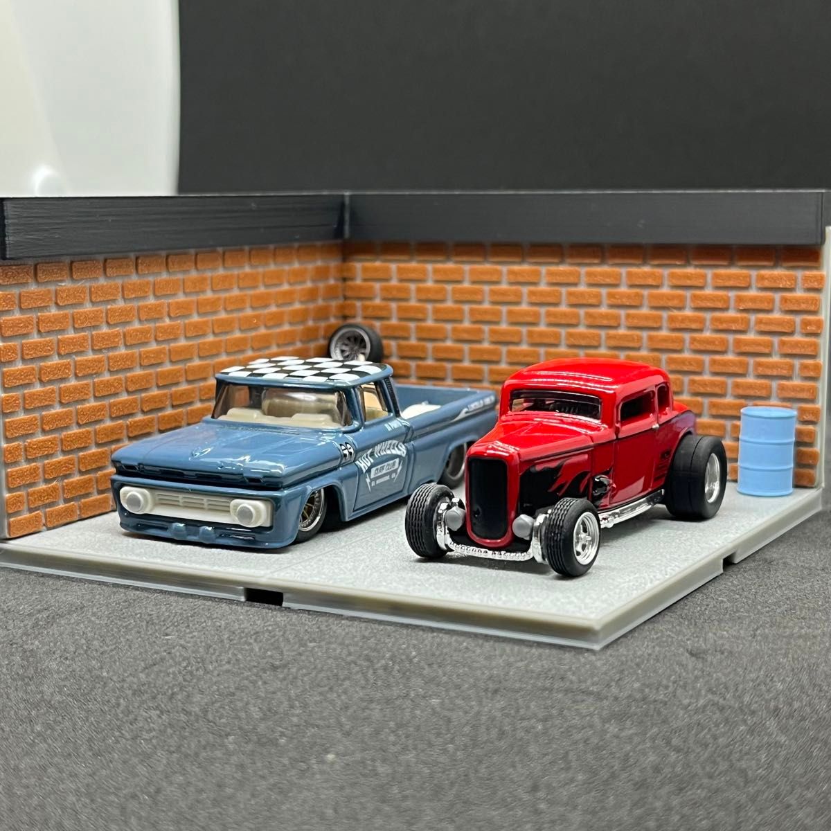 ハニカムライト風天井付きレンガガレージジオラマ内装】1/64