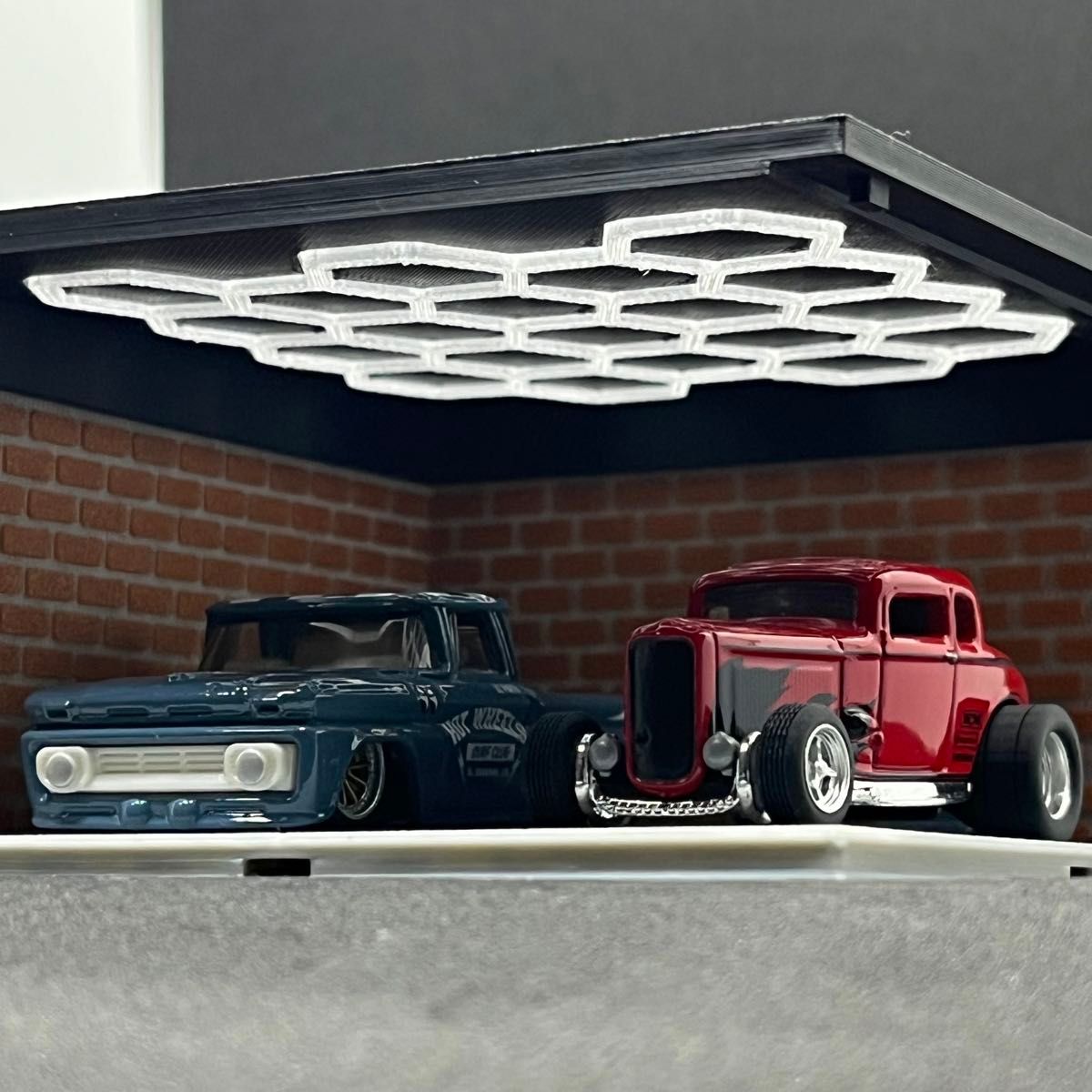 ハニカムライト風天井付きレンガガレージジオラマ内装】1/64 ハニカムライト風天井付きレンガガレージジオラマ内装】1/64