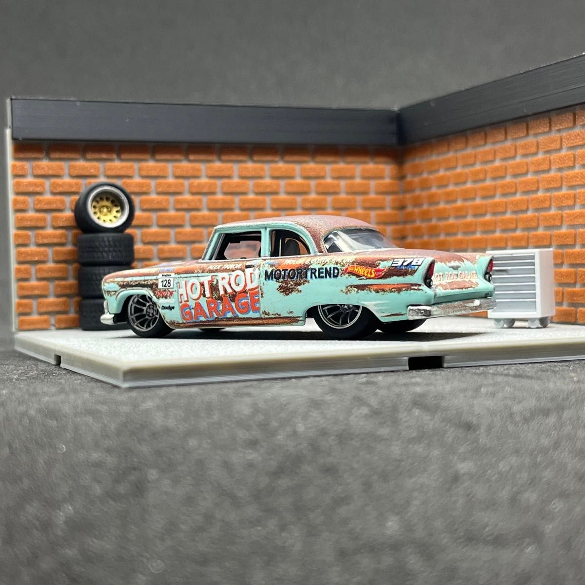 ハニカムライト風天井付きレンガガレージジオラマ内装】1/64 ハニカムライト風天井付きレンガガレージジオラマ内装】1/64