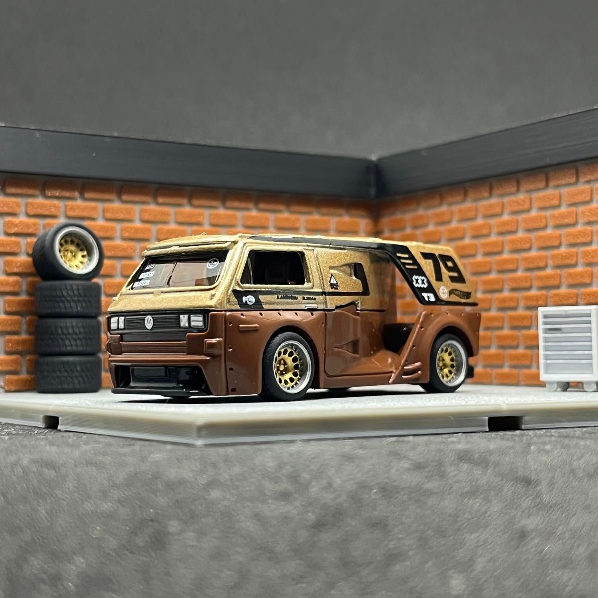 【返品送料無料】 ハニカムライト風天井付きレンガガレージジオラマ内装】1/64 ミニカー