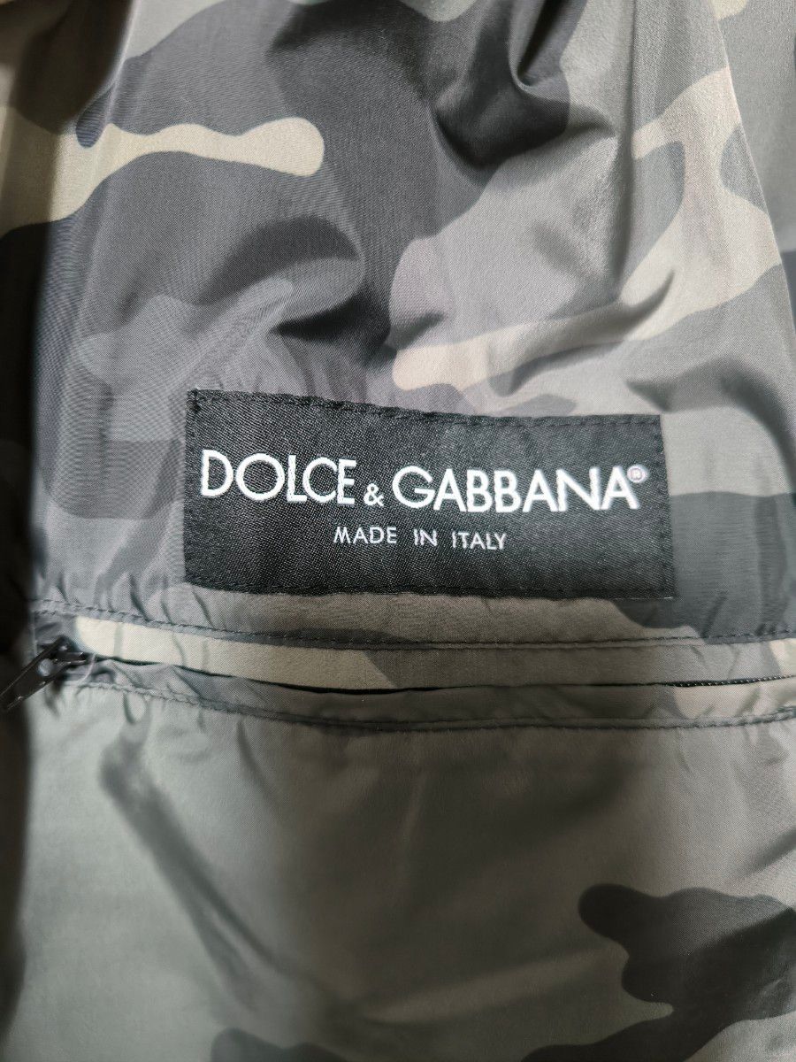 美品】Dolce&Gabbana 迷彩柄 ダウンベスト フード付き 中綿入り 美品】Dolce&Gabbana 迷彩柄 ダウンベスト フード付き 中綿入り