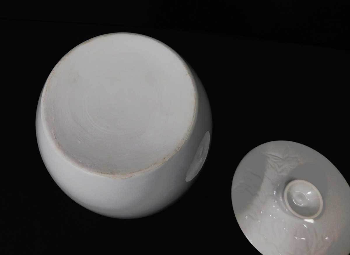 198 white porcelain. tea ceremony water jar author un- details 