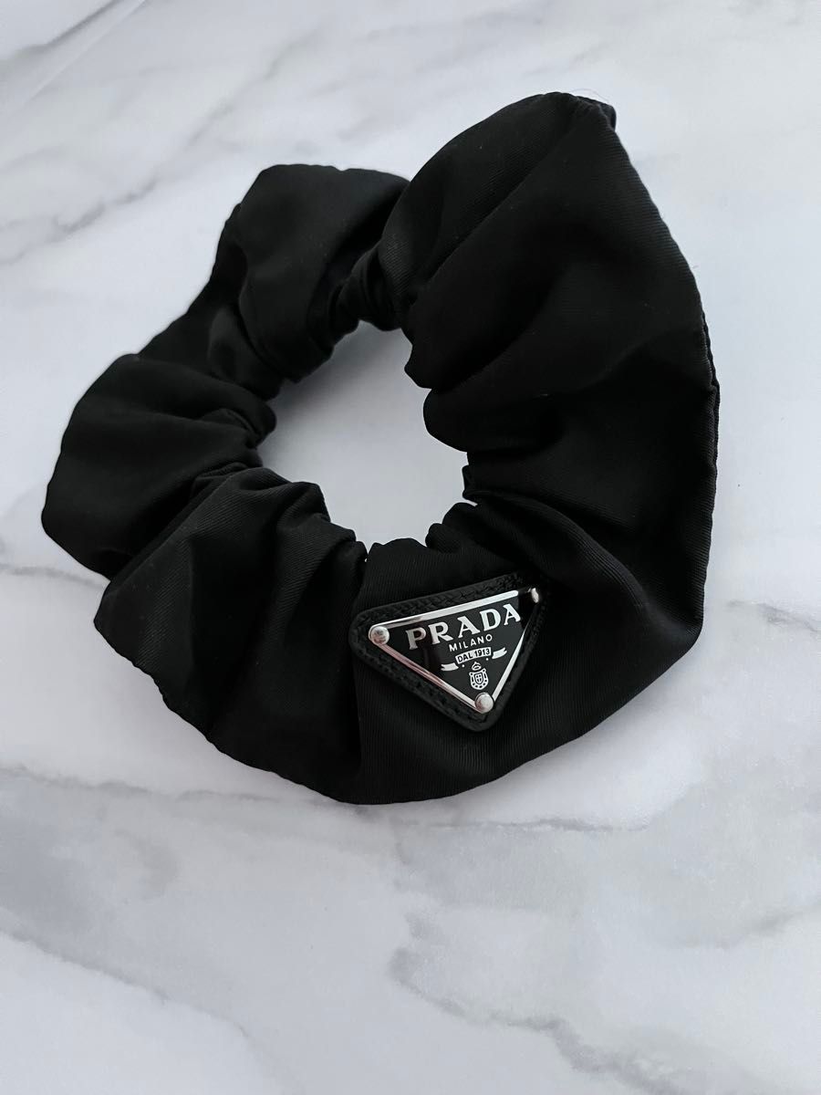 正規品 PRADA プラダ シュシュ 黒 ブラック Re-Nylon|Yahoo 正規品 PRADA プラダ シュシュ 黒 ブラック Re-Nylon|Yahoo