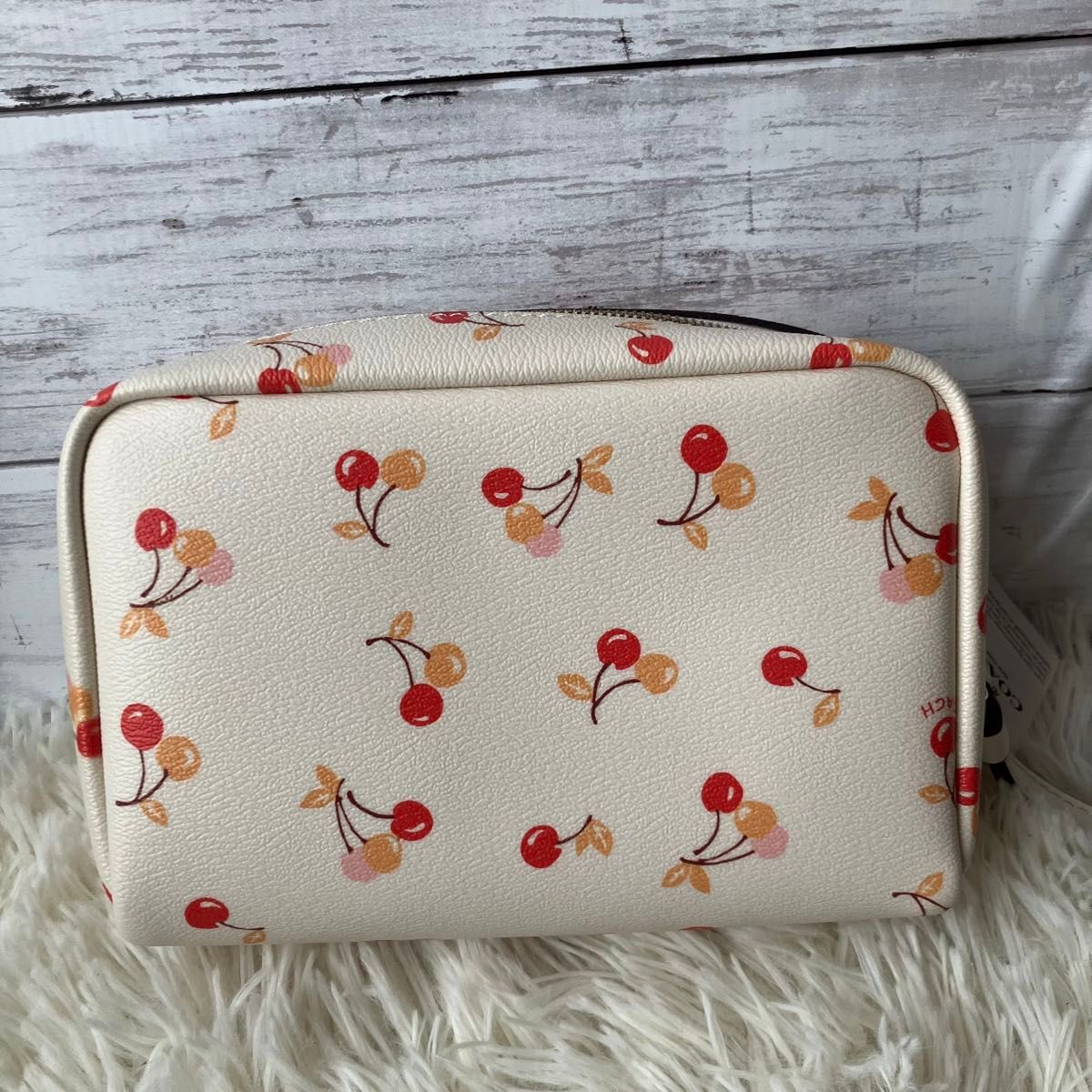 COACH チェリー柄ポーチ 新品タグ付き 新品タグ付き】 COACH コーチ ポーチ ラウンドファスナー