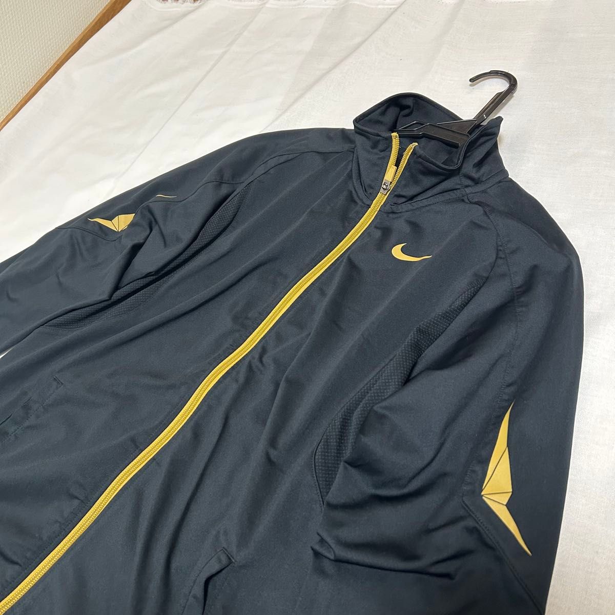 【全商品オープニング価格 特別価格】 NIKE ナイキ ジャージ トップス 黒金|Yahoo!フリマ(旧PayPay ナイキ