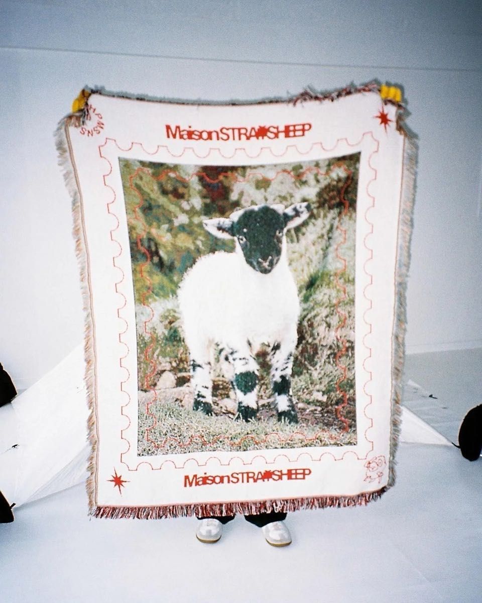 新品未使用】MAISON STRAYSHEEP RUG ブランケット 羊 ラグ 特大 新品未使用】MAISON STRAYSHEEP RUG ブランケット 羊 ラグ 特大