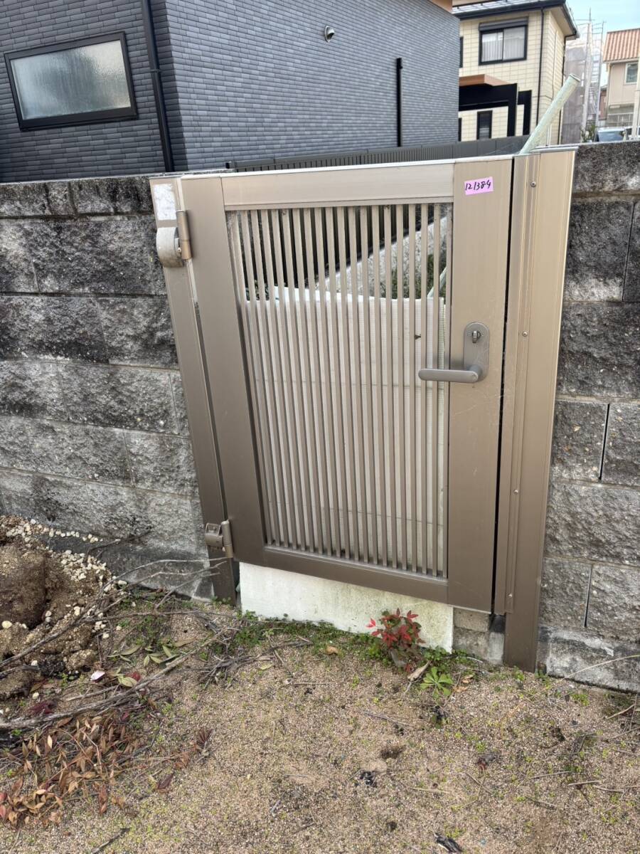 121995 三協アルミサッシ 門柱付き 両開き門扉セット 分解撤去 121995 三協アルミサッシ 門柱付き 両開き門扉セット 分解撤去