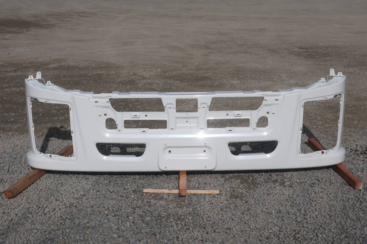 R2 ISUZU GIGA いすゞ ギガ 大型 10t 4軸低床 純正 フロントバンパー / 白 / 新車外し！ NO10