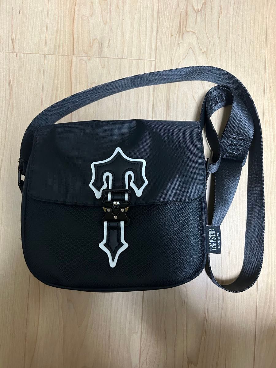 トラップスター trapstar ショルダーバック 黒 QRタグ付き トラップスター trapstar ショルダーバック 黒 QRタグ付き
