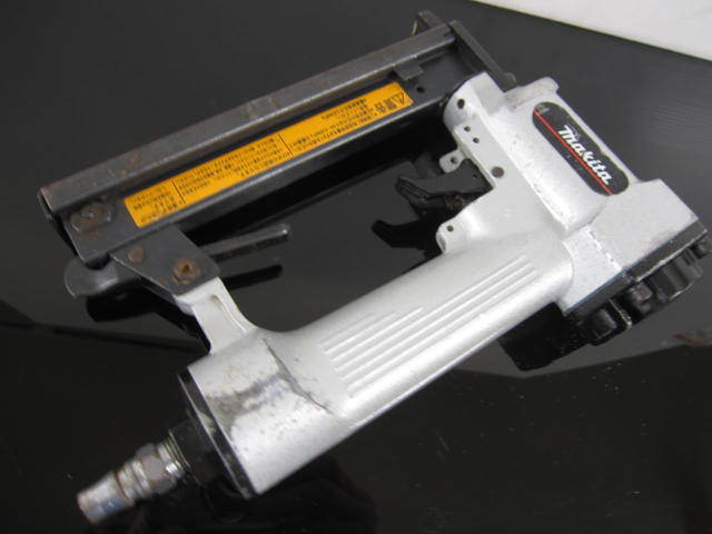 ☆makita マキタ エアタッカー AT1025BZ 中古 (ヨゴレ キズあります。)☆