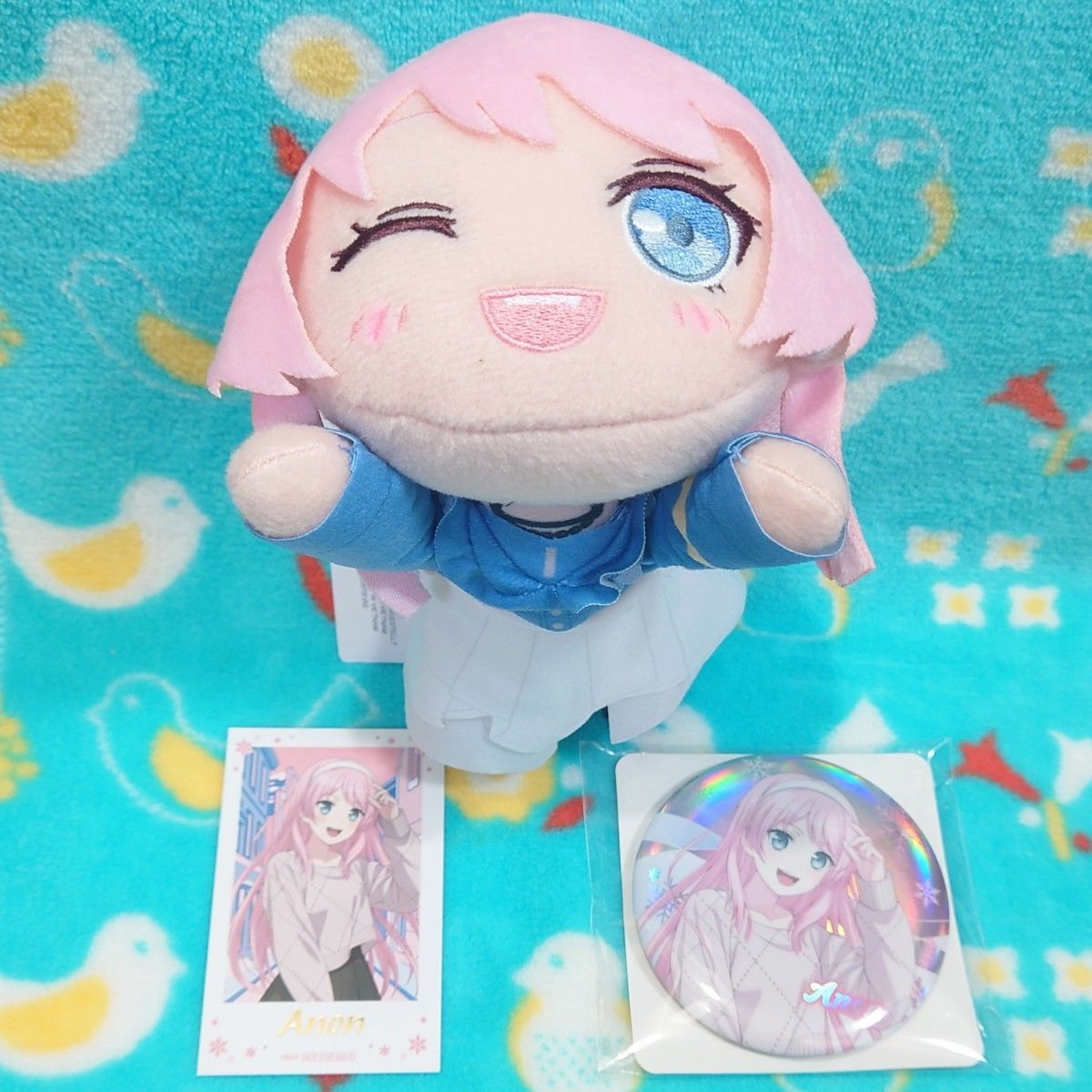 【千早愛音】バンドリ GiGO ビッグ 缶バッジ フォト風カード 寝そべりぬいぐるみ MyGO BanG Dream