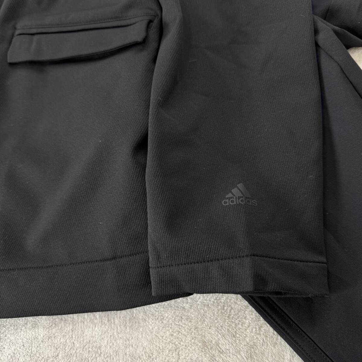 新品未使用 adidas Lサイズ アディダス スーツ セットアップ 新品未使用 adidas Lサイズ アディダス スーツ セットアップ