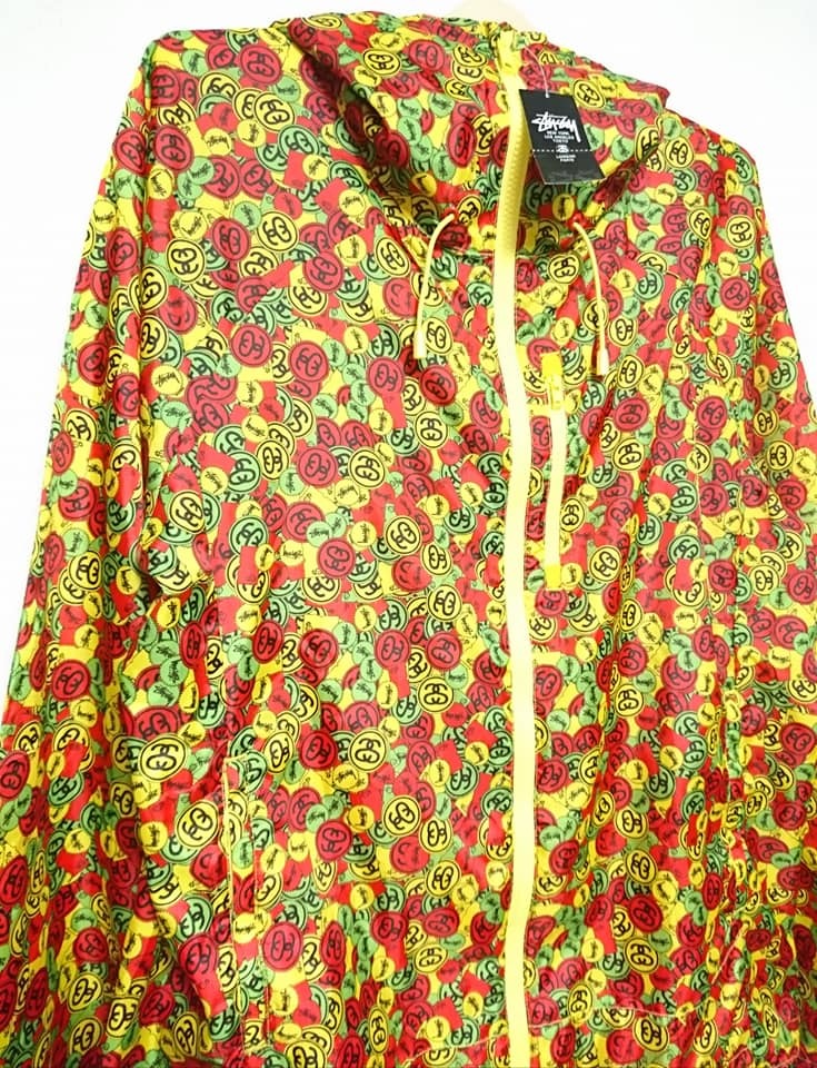 新品 定価1.9万 STUSSY/ステューシー/SSシャネルロゴ総柄/ツバ付きフード/パーカー/ウインドブレーカー L ラスタカラー 買いお値下 ステューシー パーカー 総柄 フードロゴ パーカー